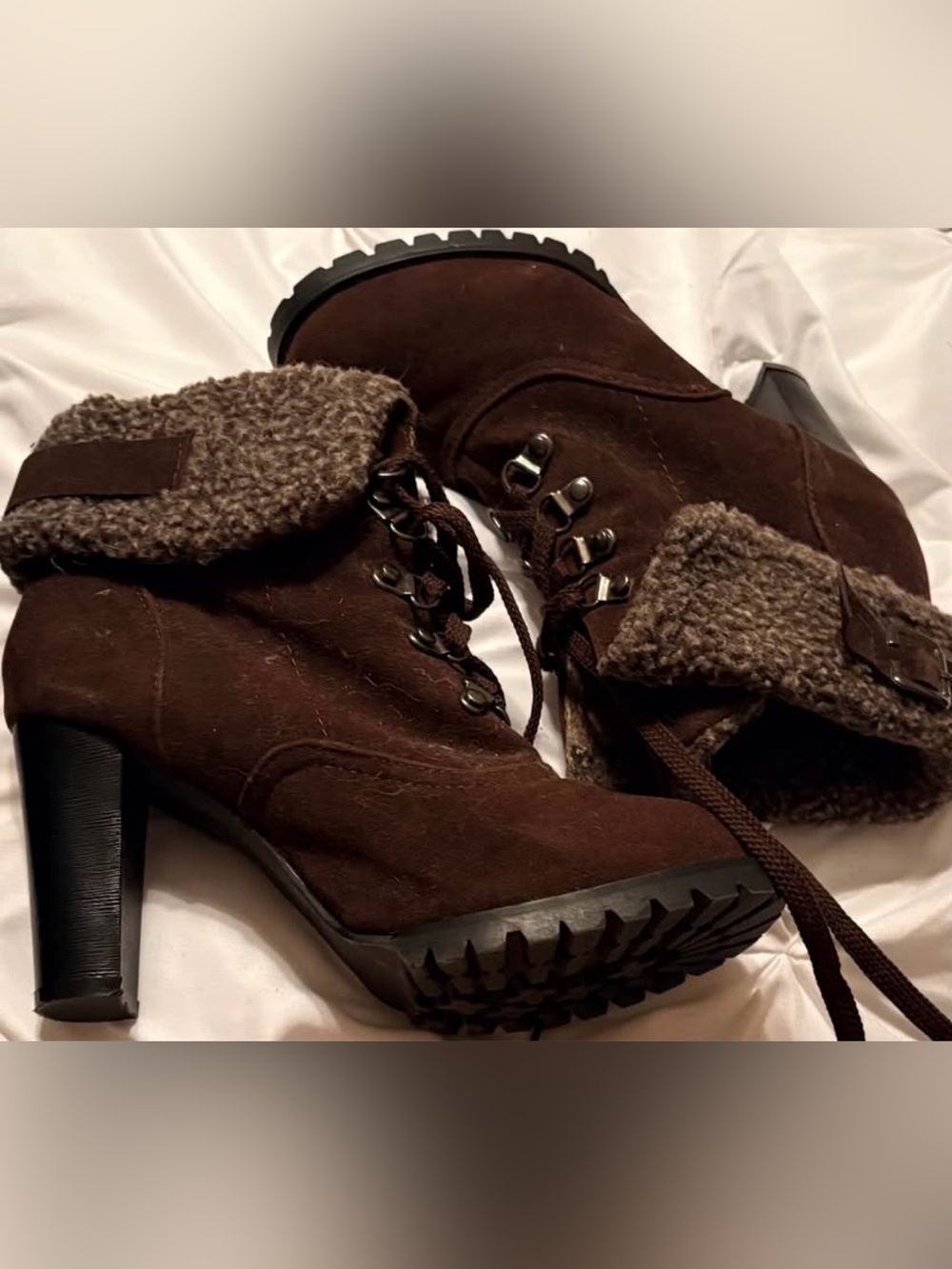 Women’s Ankle Boots I think a size 6 In great condition.. I’m not sure the brand